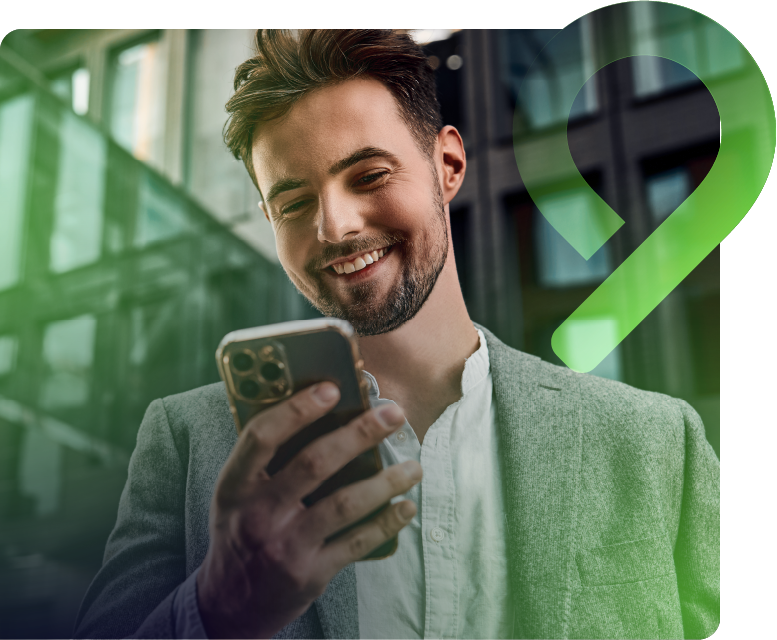 Profissional usando a plataforma Enove no celular